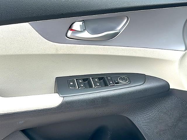 2023 Kia Forte LXS IVT