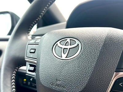 2025 Toyota Camry LE (SE)