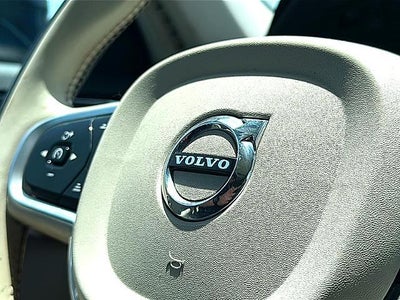 2022 Volvo XC90 T6 AWD Momentum 6P