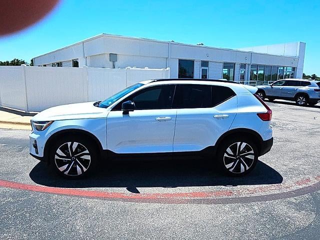 2025 Volvo XC40 B5 AWD Plus Dark Theme