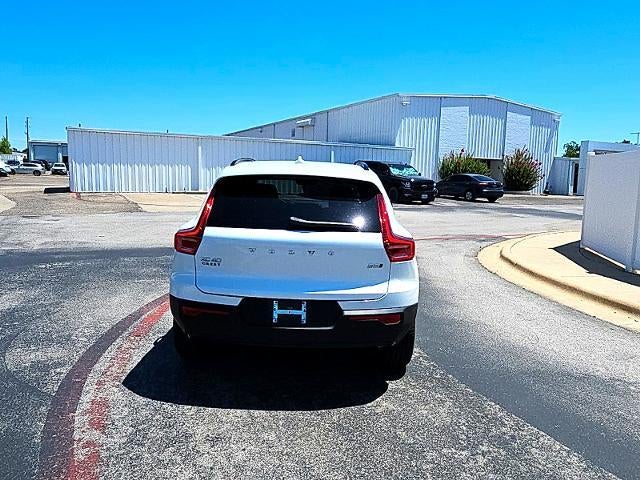 2025 Volvo XC40 B5 AWD Plus Dark Theme
