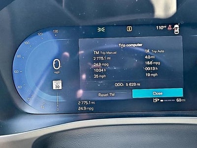 2025 Volvo XC40 B5 AWD Plus Dark Theme