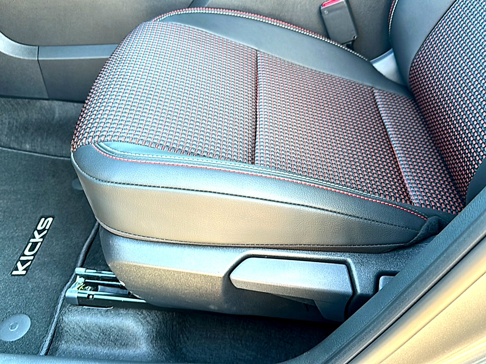 2025 Nissan Kicks SR FWD