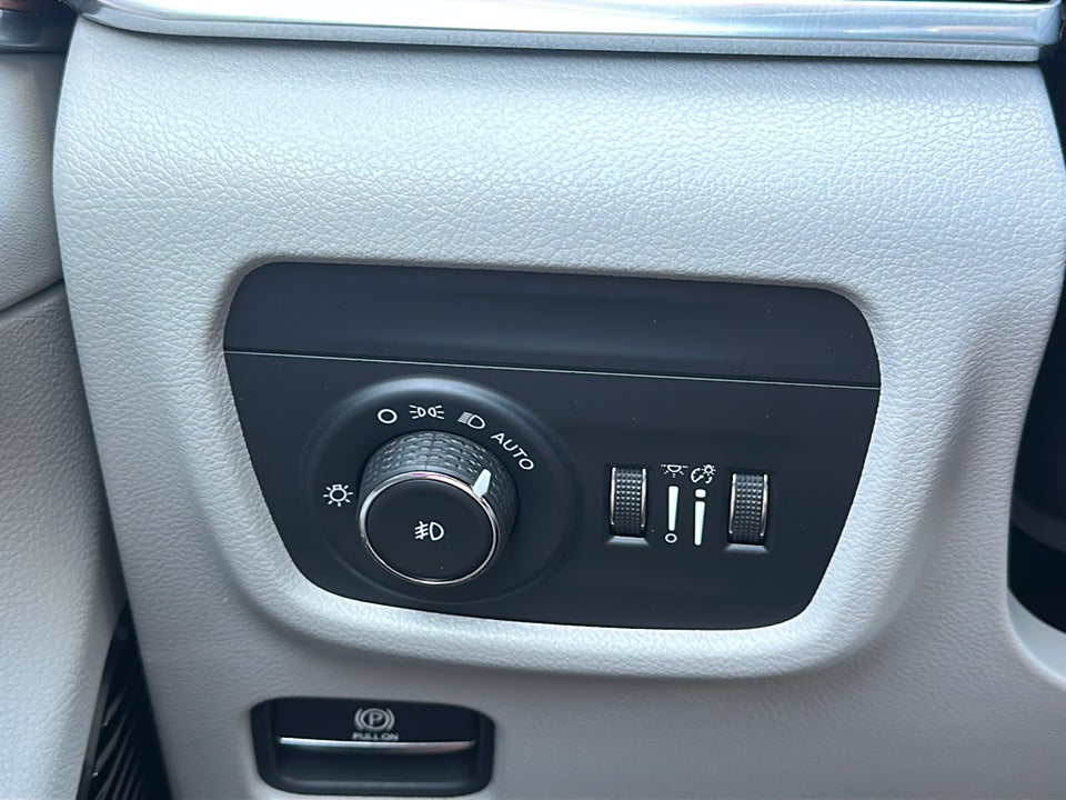 2023 Jeep Grand Cherokee Summit 4x2